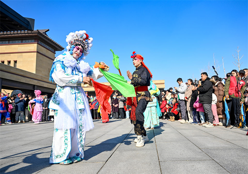 2月17日，民间艺人在沧州“非遗展演过大年”活动中表演。