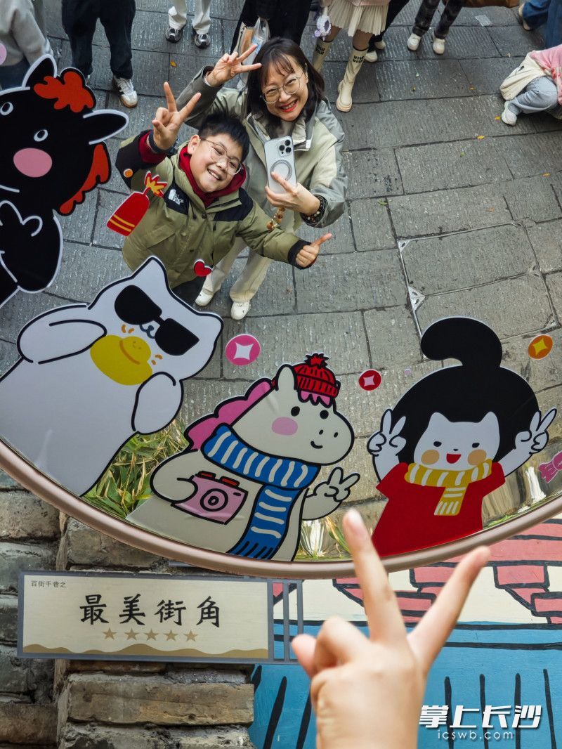 2月20日，白果园巷，两位游客在最美街角留影。