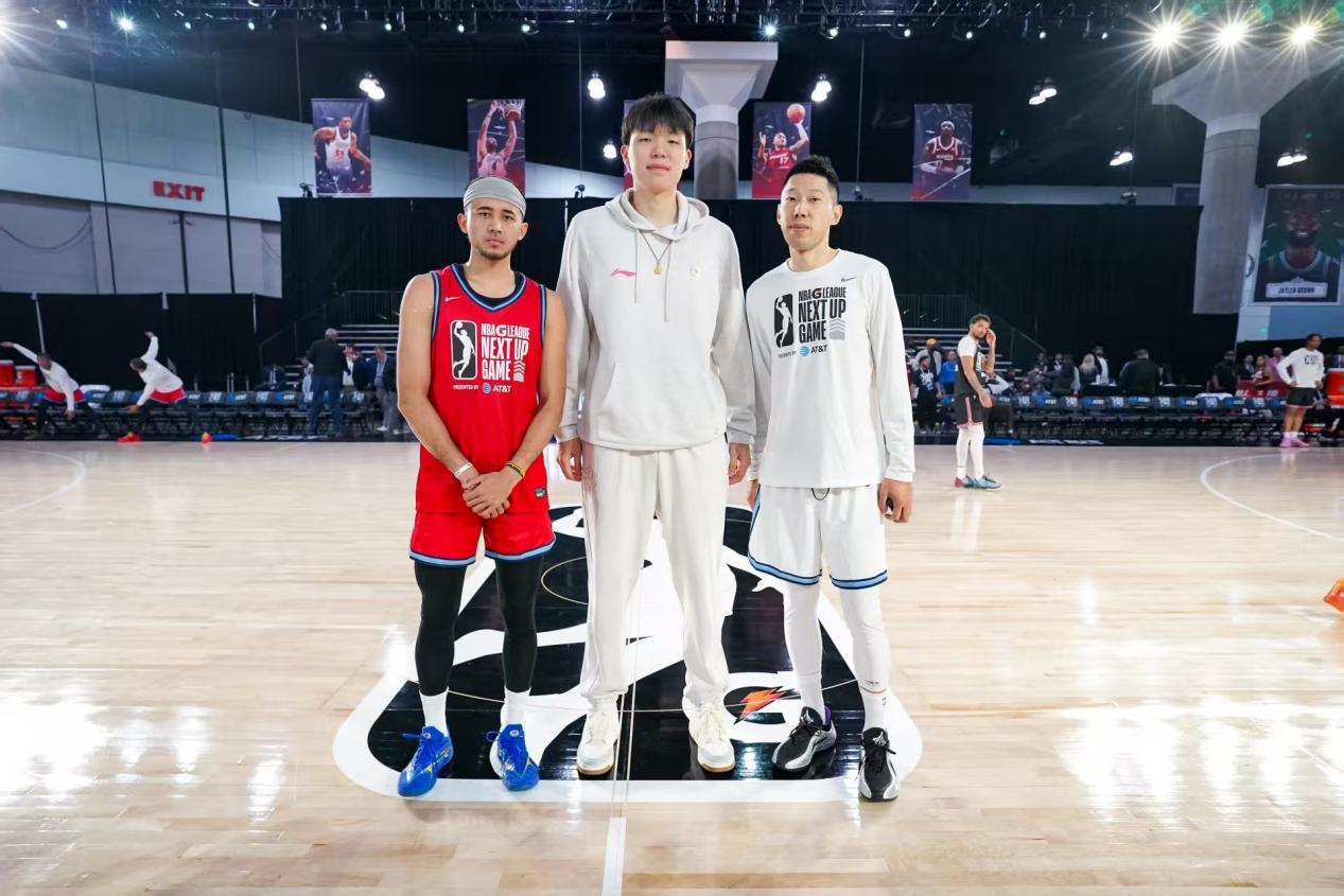 （杨瀚森与两名中国球员合影。）