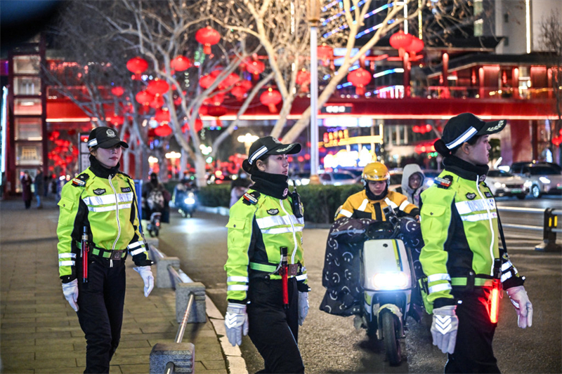 2月16日晚，邯郸市交巡警支队渚河大队女子中队交警在陵西北大街与人民路交口值守。