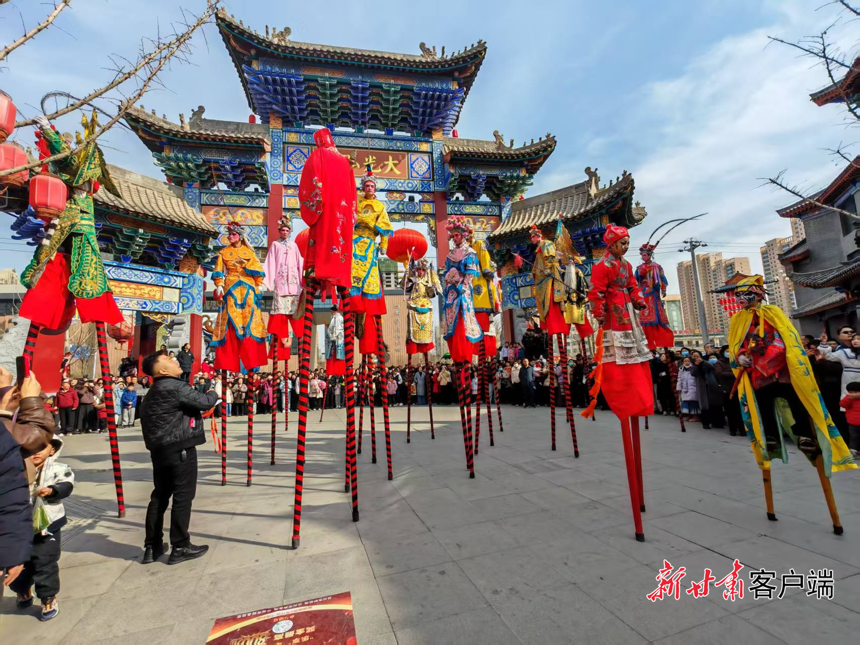 大年初二的兰州老街上，海石湾镇的高跷表演队精彩亮相。本文配图均由新甘肃&middot;甘肃日报记者王睿君摄