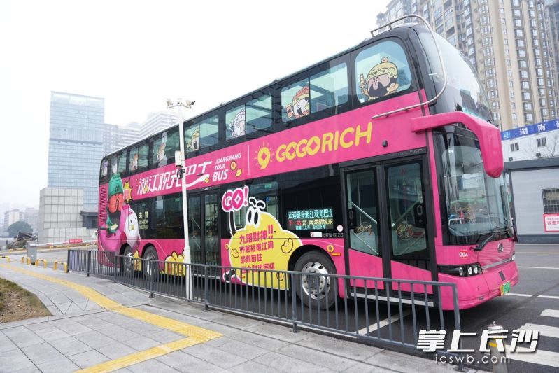 2月21日,湘江观光巴士化身“福气驿站”,为市民游客送上新春祝福。均为长沙晚报通讯员 孙婧瑶 供图