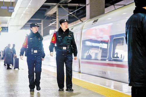 2月11日，民警段龙（右）和陈石在站台进行巡逻防控。胡安鹏摄