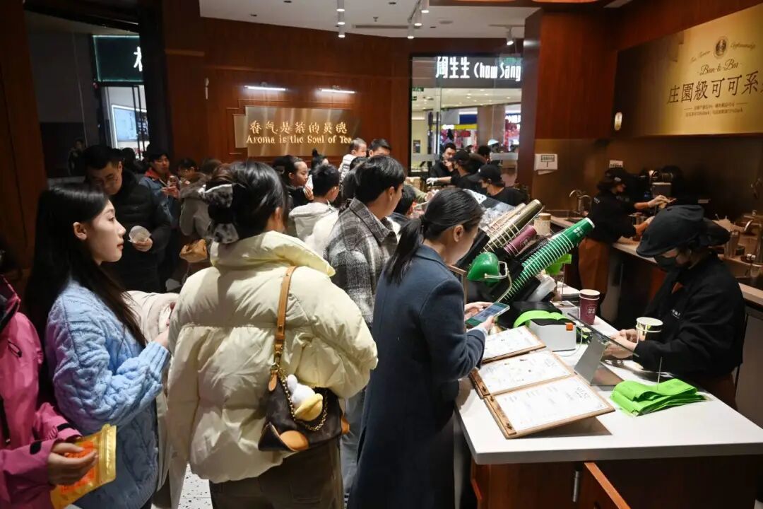 春节假期，商场内人头攒动，消费火爆。4.jpg