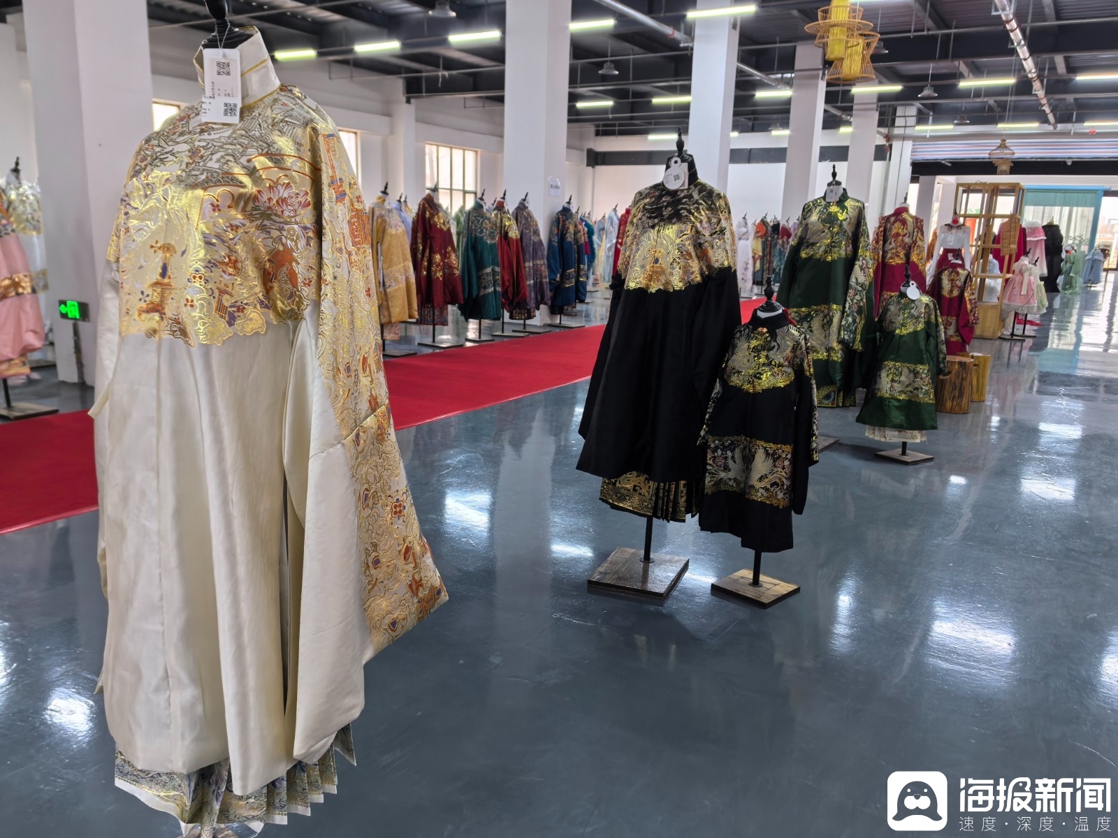 2026年新春拜年款明制汉服“马上来财”。