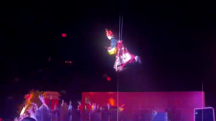 河南一景区回应演员在空中撒钱，称撒下的是“实实在在的真钱”，面值最高100元