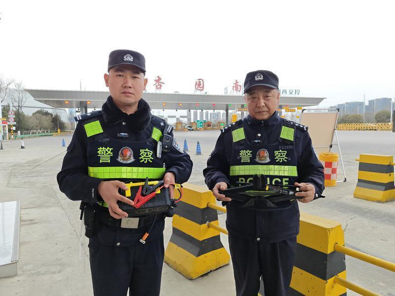 民警展示“暖心驿站”里为群众提供服务的备用电源和千斤顶