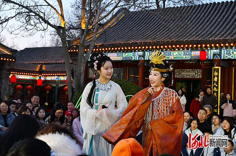 2月17日，游客在正定荣国府景区观看“一梦入红楼”沉浸式夜游演出。河北日报记者 史晟全摄