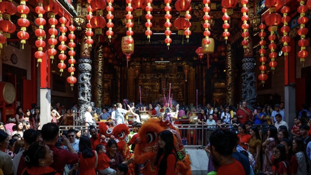 缅甸华人弘扬传统文化 马年初一庙宇香火旺 献香祈福迎新岁_凤凰网视频_凤凰网