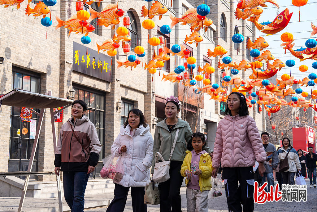 2月14日，游客在保定西大街游玩。