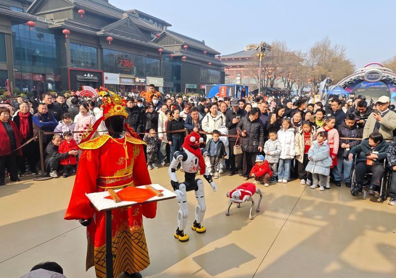 大唐不夜城里“机器人天团”贺岁 科技与盛唐烟火撞出别样年味儿