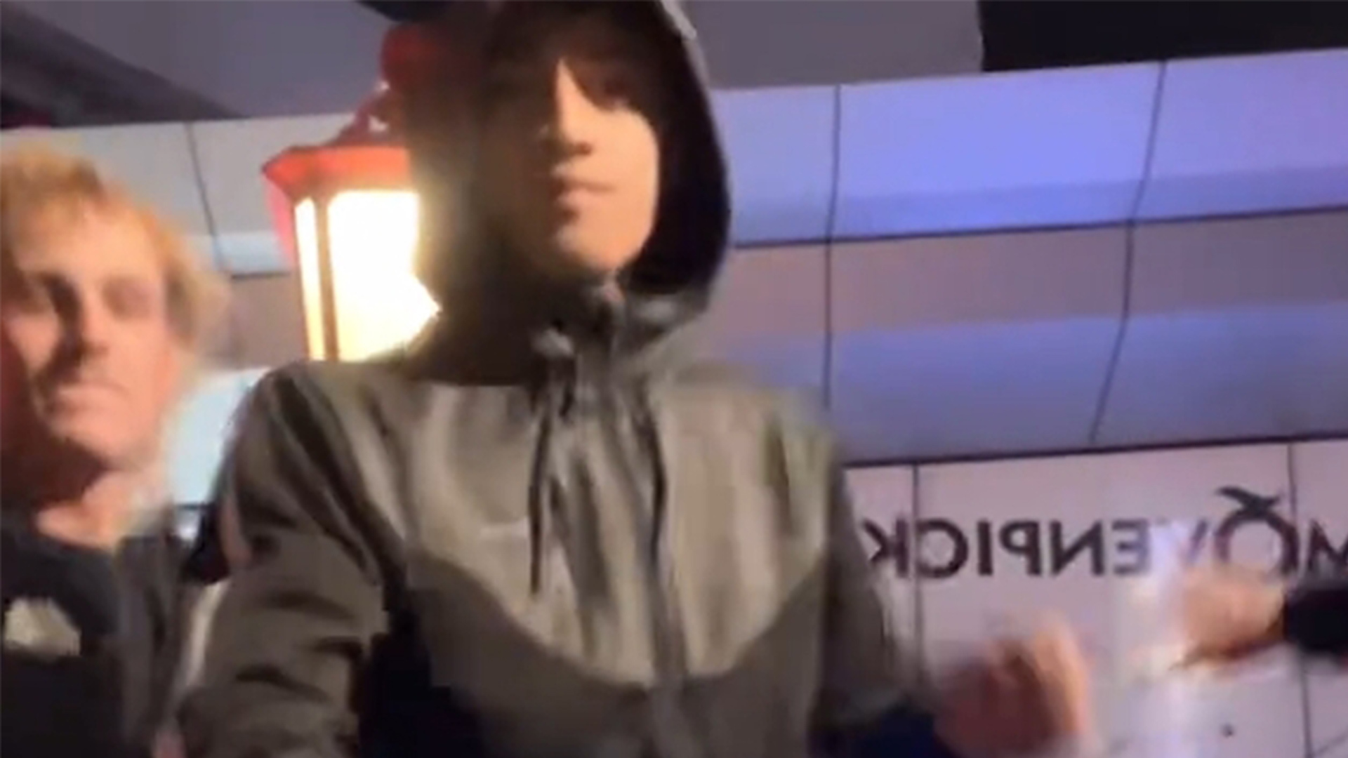 中国男子新西兰直播遭十余人抢劫，追赶时被殴打致鼻骨骨折，中国驻奥克兰总领馆发声