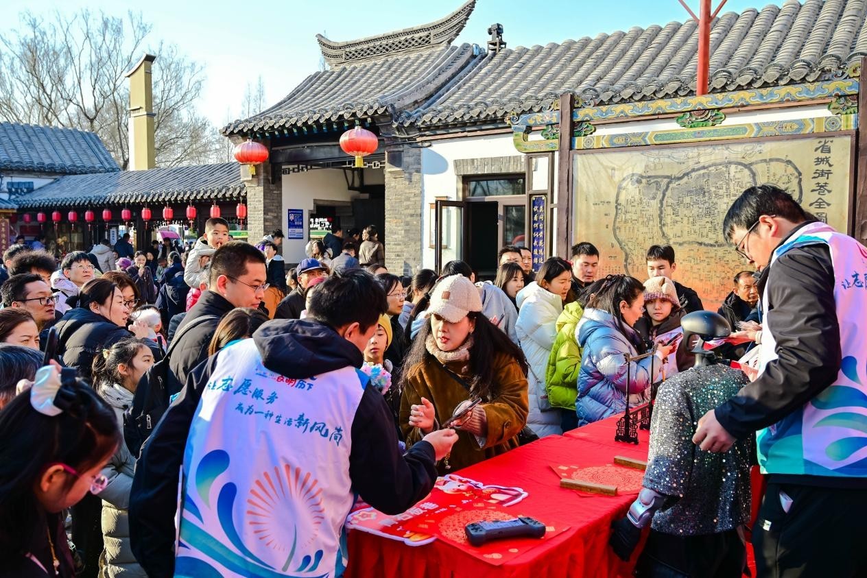 游客排队领取机器人书写的福字