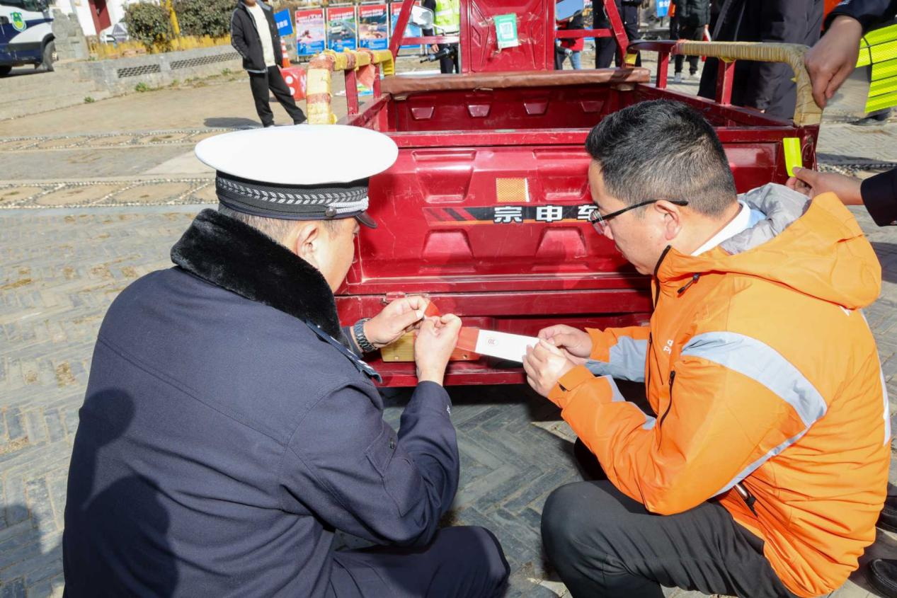 警企联动防风险 杜陵村上演春运平安大戏