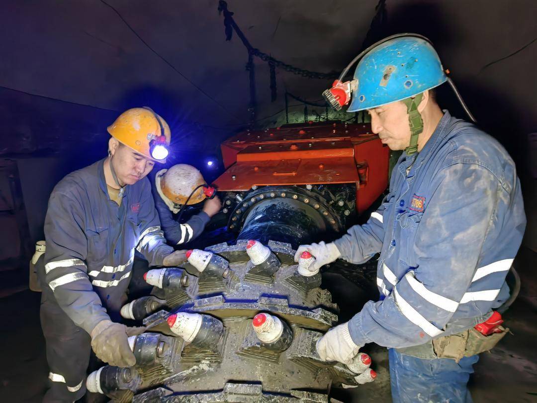 老虎台矿680米深处运输煤门第五掘进工作面，工人们正在调试刚组装好的新型悬臂式掘进机。