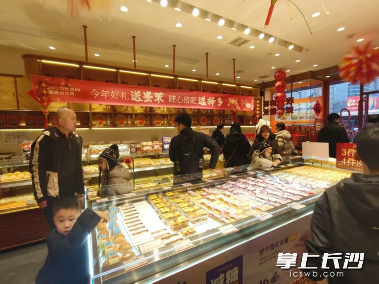 消费者在墨茉点心局内选购新年礼物。均为长沙晚报全媒体记者 陈星源 实习生 黄博煜 摄