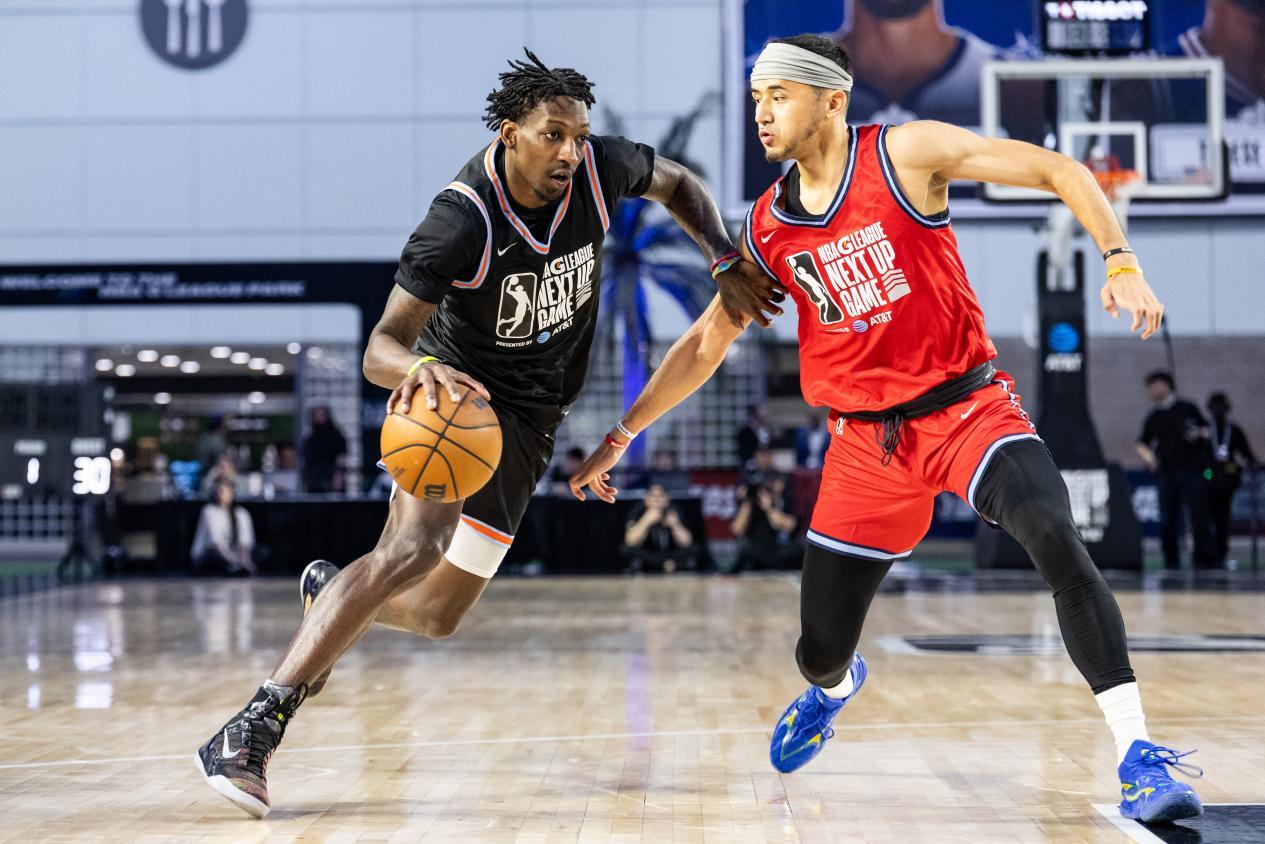 （卡米然在比赛中防守。）