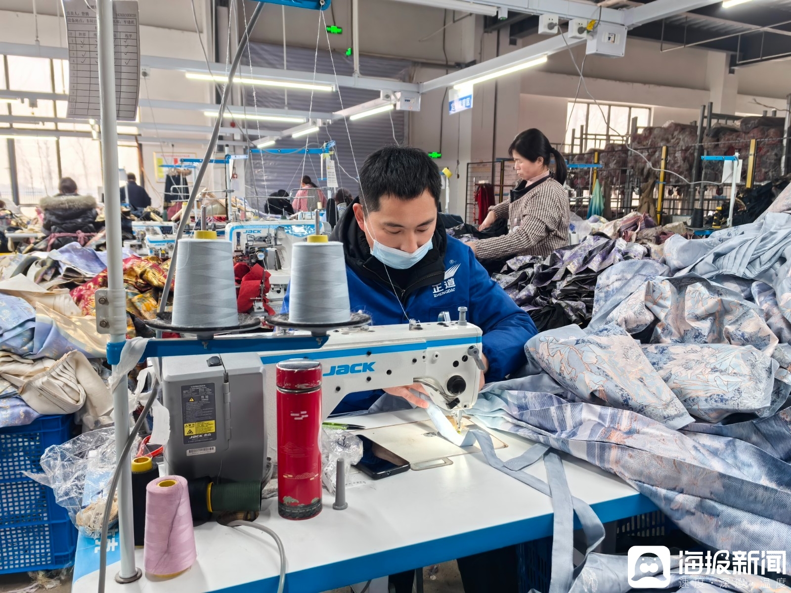 2月6日，曹县的汉服工厂生产车间里，工人们正在赶工。