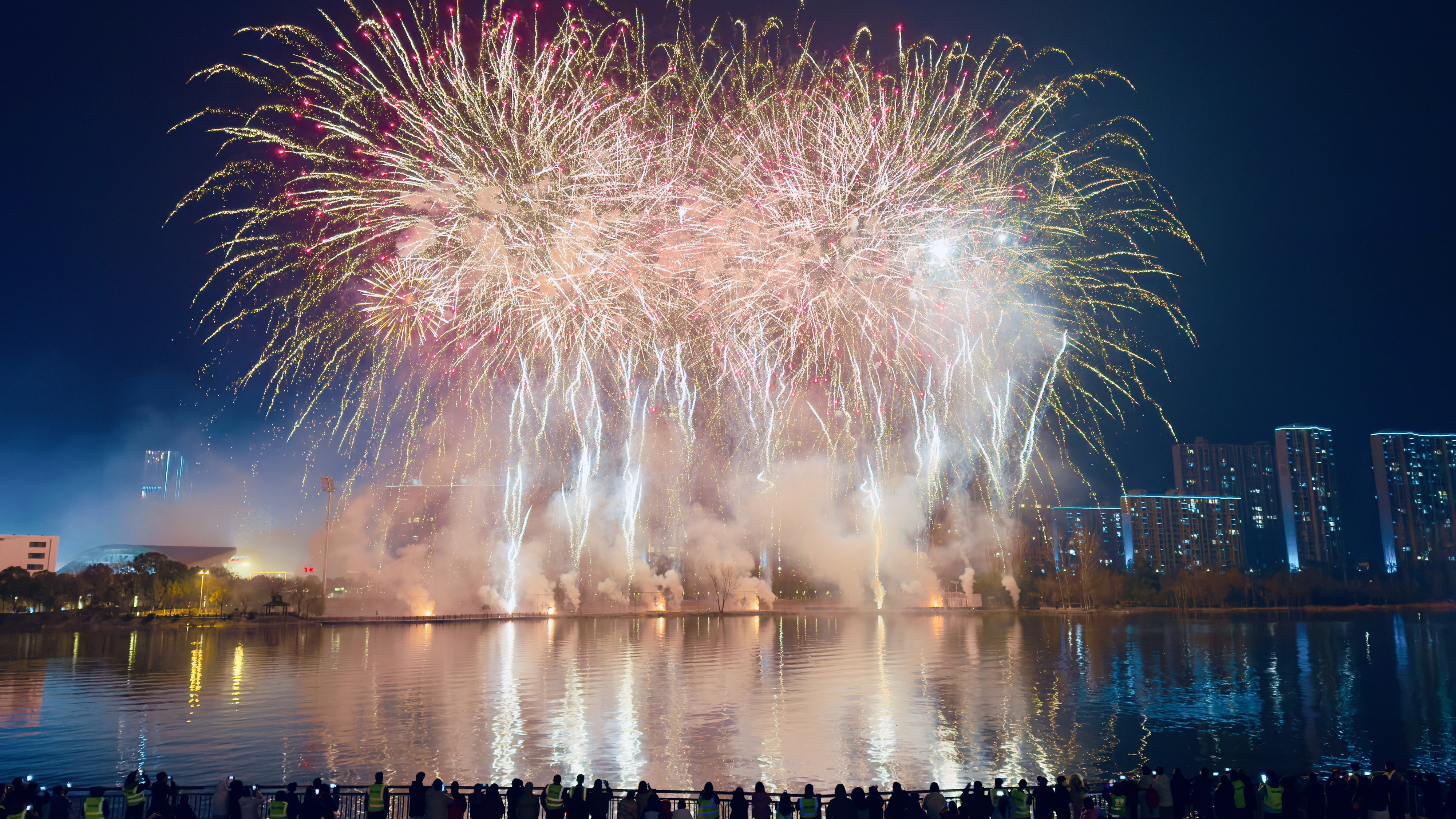 大年初一晚，随州18万人齐聚白云湖