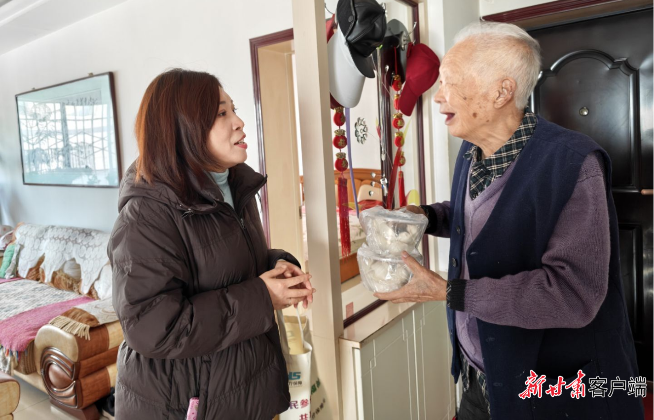 华亭市城市社区网格员给辖区独居老人送饺子