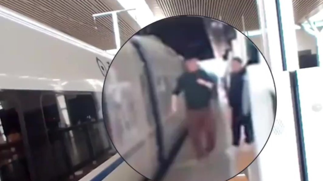 女童跌落列车站台缝隙　危急时刻……