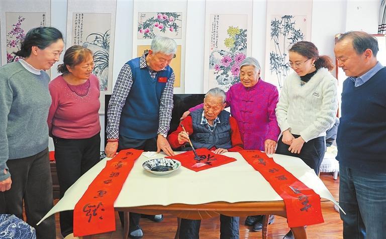 兰州市民姬连信（中）今年恰逢百岁，春节期间全家欢聚一堂，其乐融融。新甘肃&middot;甘肃日报记者　田蹊