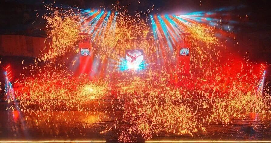 衡阳市南岳区1944景区举办非遗打铁花表演，吸引众多市民游客前来观赏