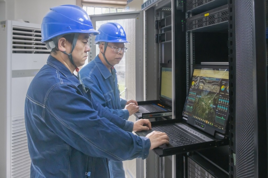 水质监测员李建平和刘栋