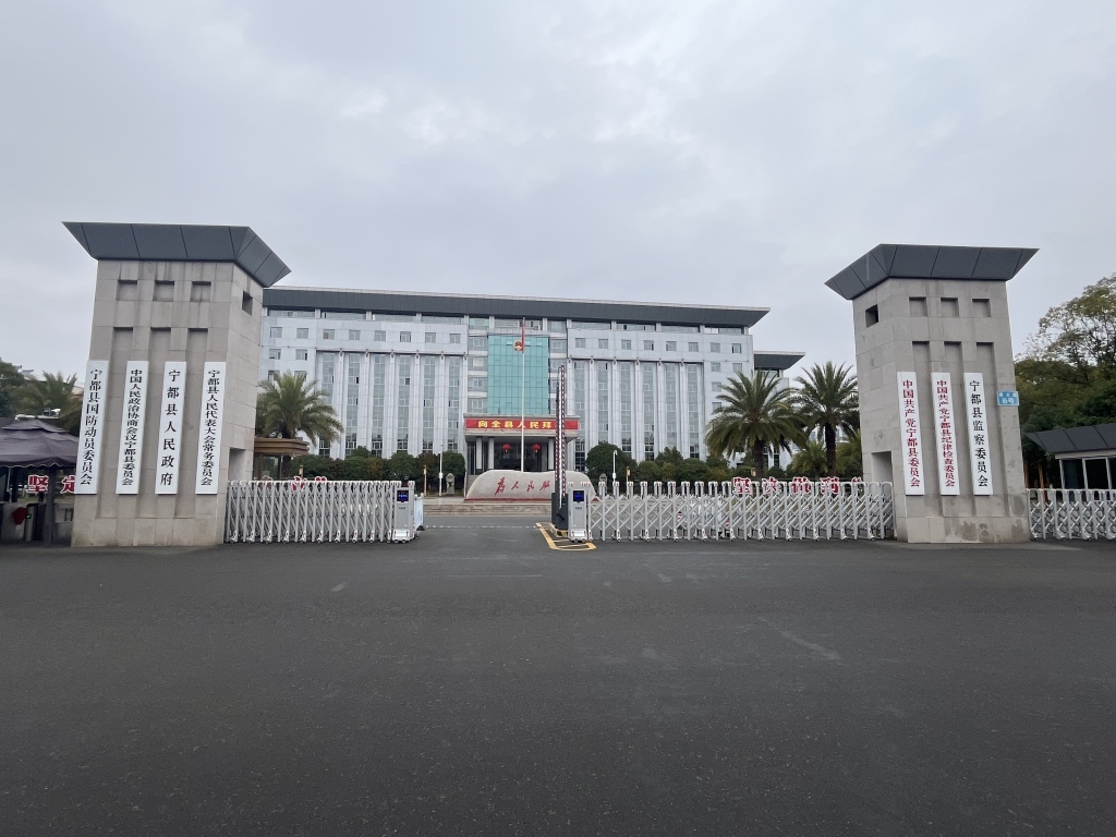 县政府大院敞开大门，对外开放停车。澎湃新闻记者 邱海鸿 图