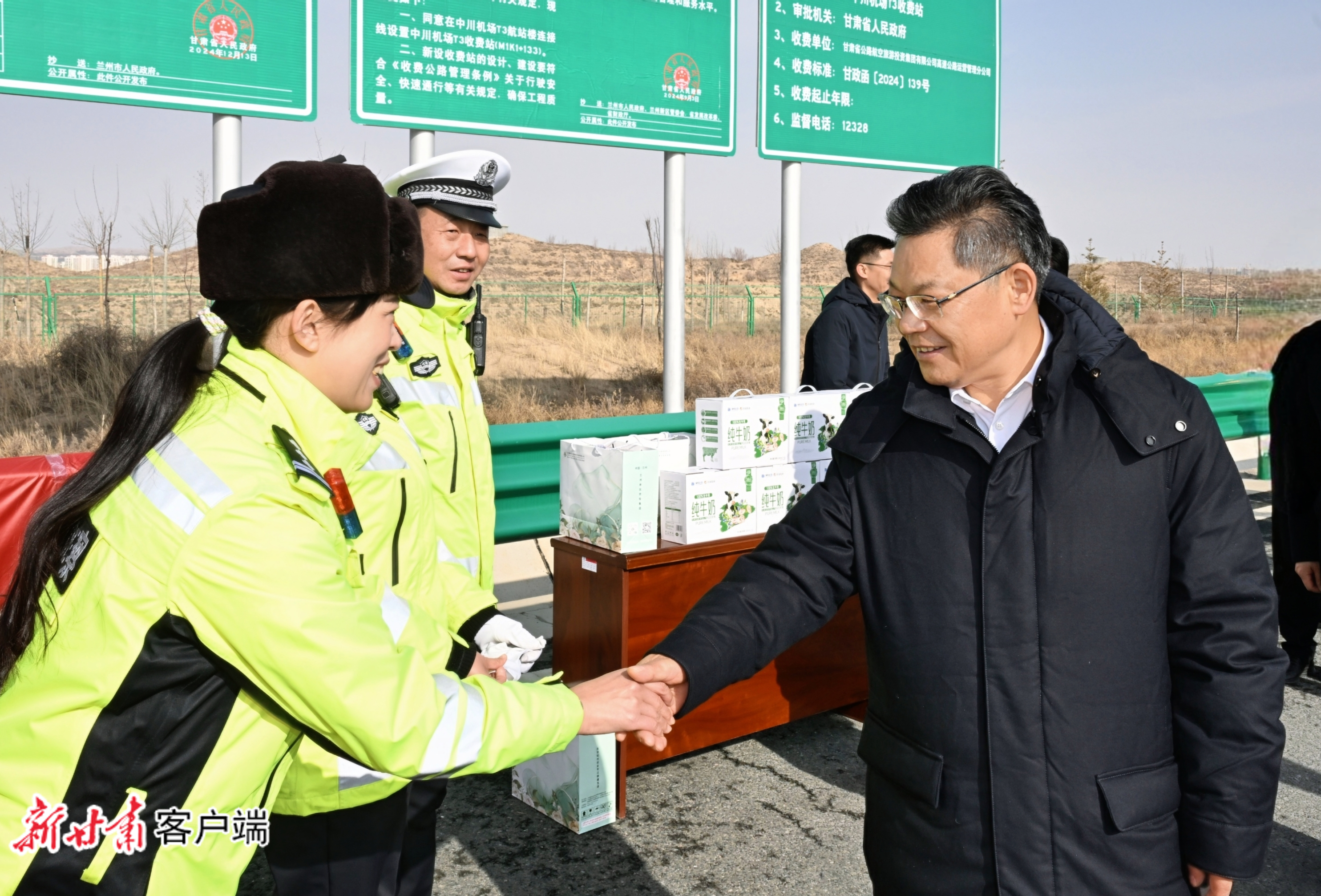 2月16日，省委副书记、省长任振鹤来到兰州新区，检查调研春运、生活保障及安全生产情况，并看望慰问坚守在保运、保供、保安全一线的值班值守人员。新甘肃&middot;甘肃日报记者　盛学卿