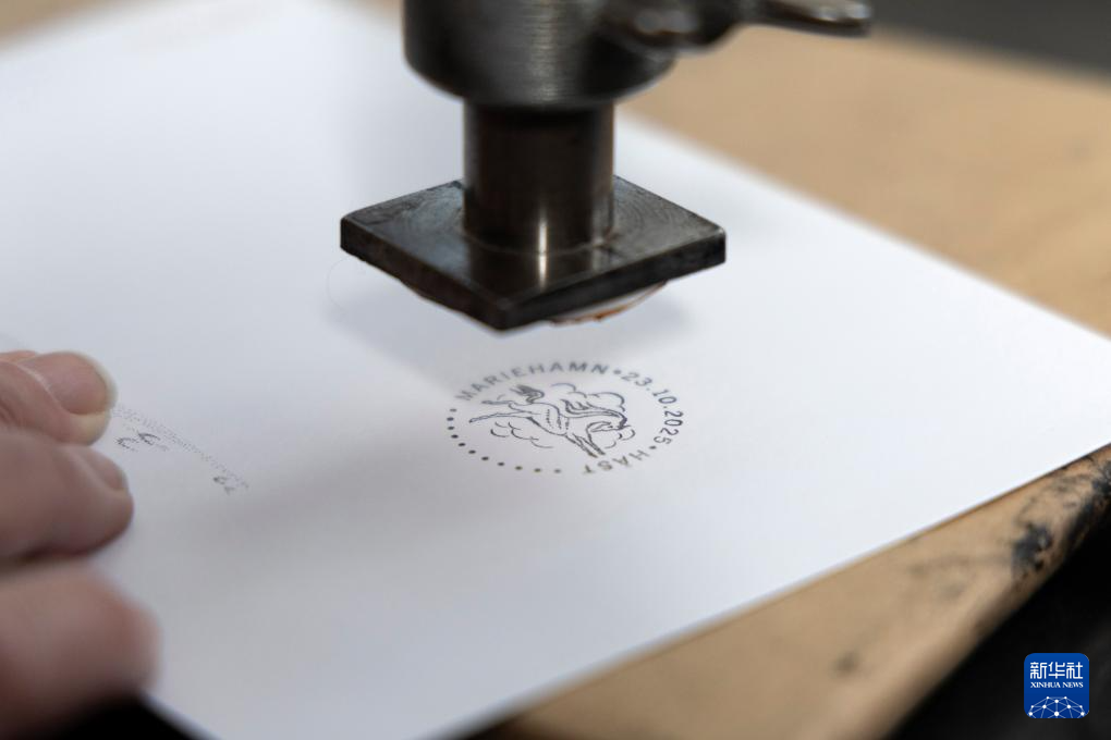 1月21日，在位于芬兰奥兰群岛自治区首府玛丽港市的奥兰群岛邮政署总部，工作人员为一张明信片盖上马年生肖主题印章。新华社发　马蒂&middot;马蒂凯宁　摄