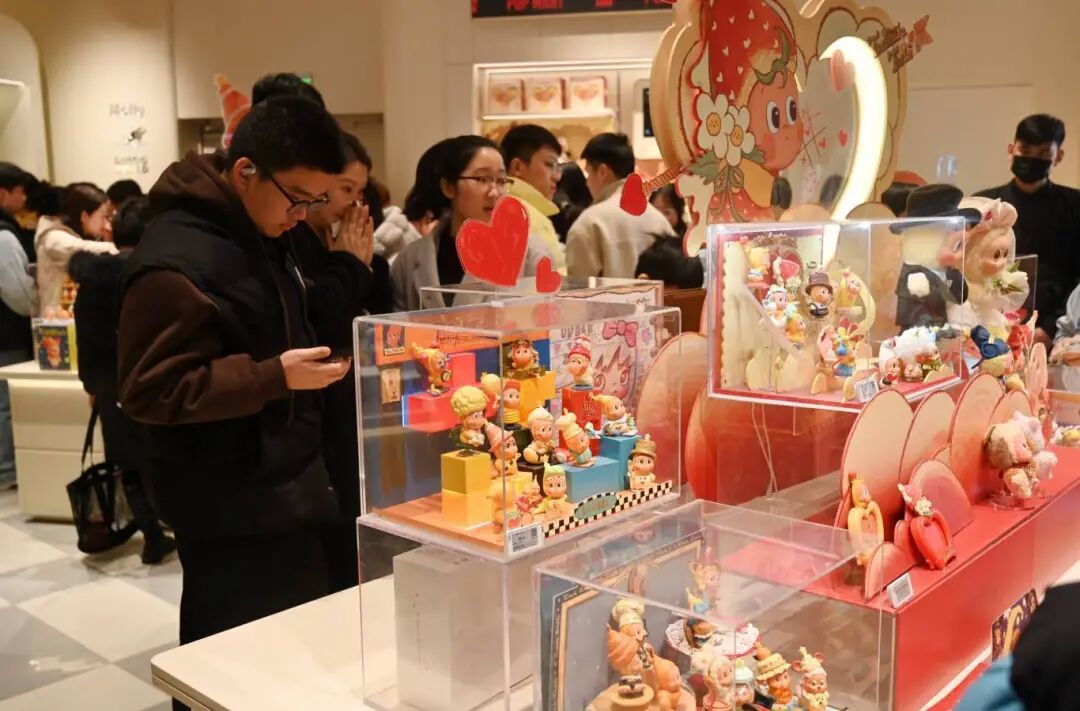 春节假期，商场内人头攒动，消费火爆。6.jpg