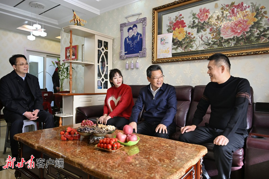 2月14日,省委副书记、省长任振鹤在兰州市开展“送温暖”活动,走访慰问优抚对象、有关企业及困难职工,代表省委、省政府向他们致以亲切的问候和美好的祝福。新甘肃·甘肃日报记者 盛学卿