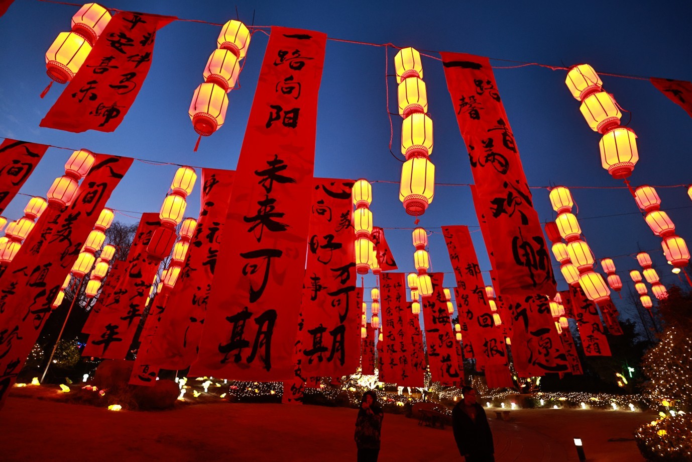 天台山风景区千灯点亮、星光漫园,古风意境绵延成片。宋年升 摄