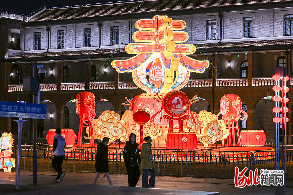 2月12日，市民在石家庄正太广场观赏新春灯会。