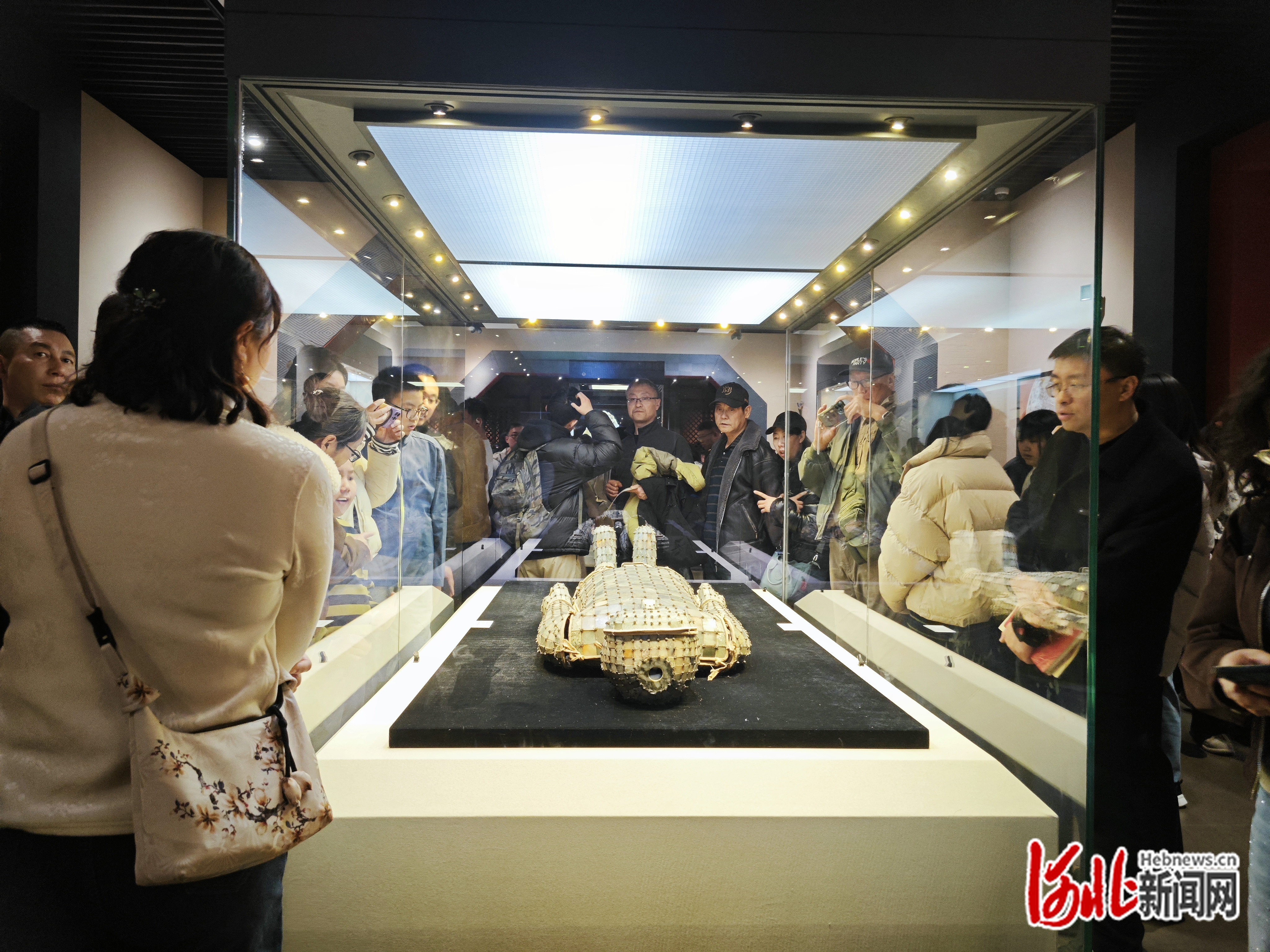 游客在文物前驻足。边义婷摄