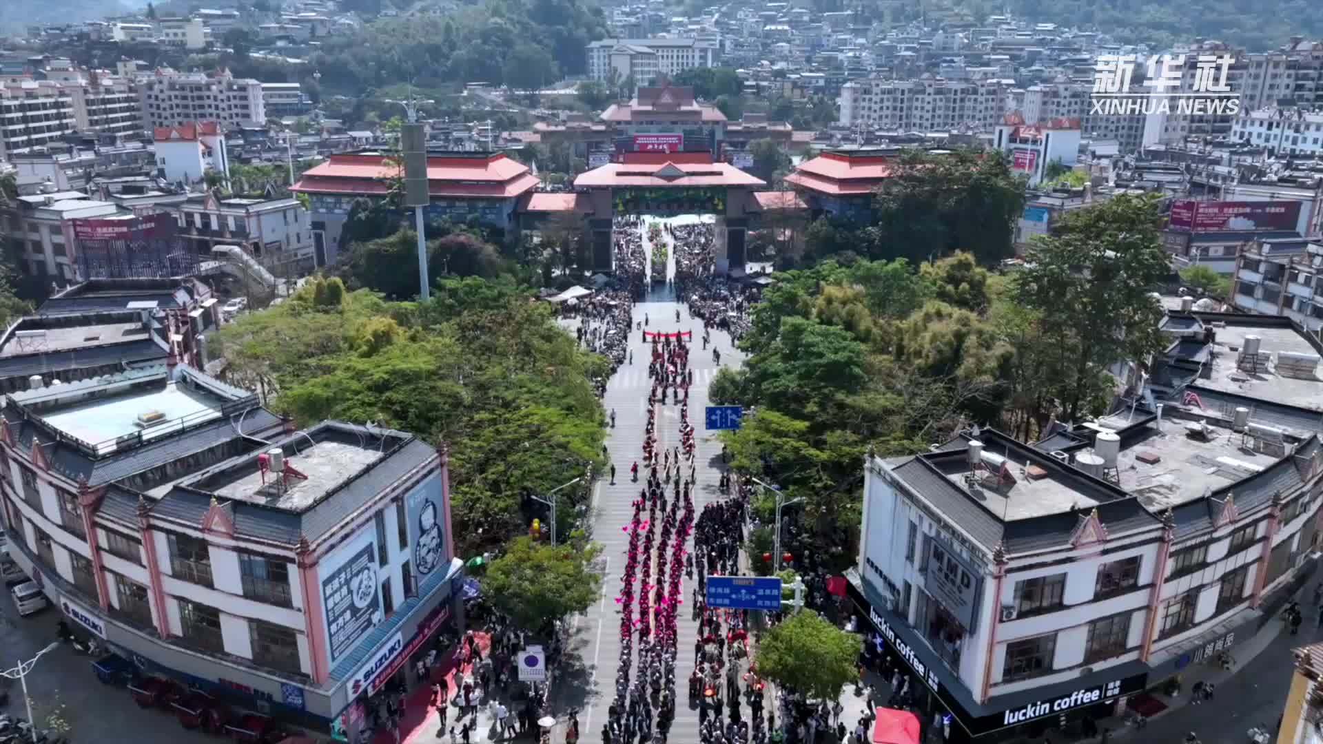 云南澜沧：万人巡游欢庆拉祜族“扩塔”节