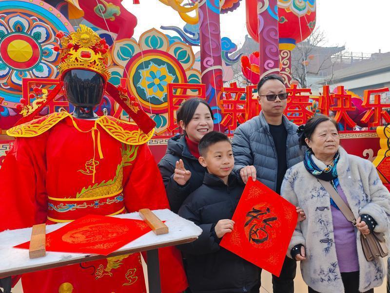 大唐不夜城里“机器人天团”贺岁 科技与盛唐烟火撞出别样年味儿