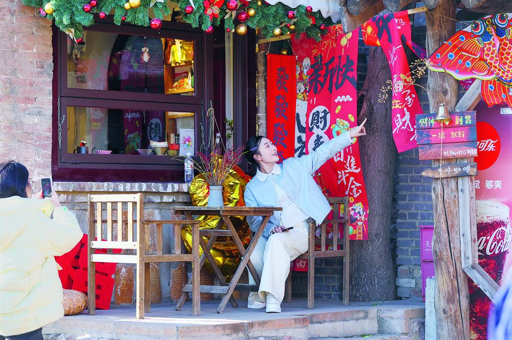 图为游客在石家庄市井陉县南横口村网红咖啡馆打卡拍照。