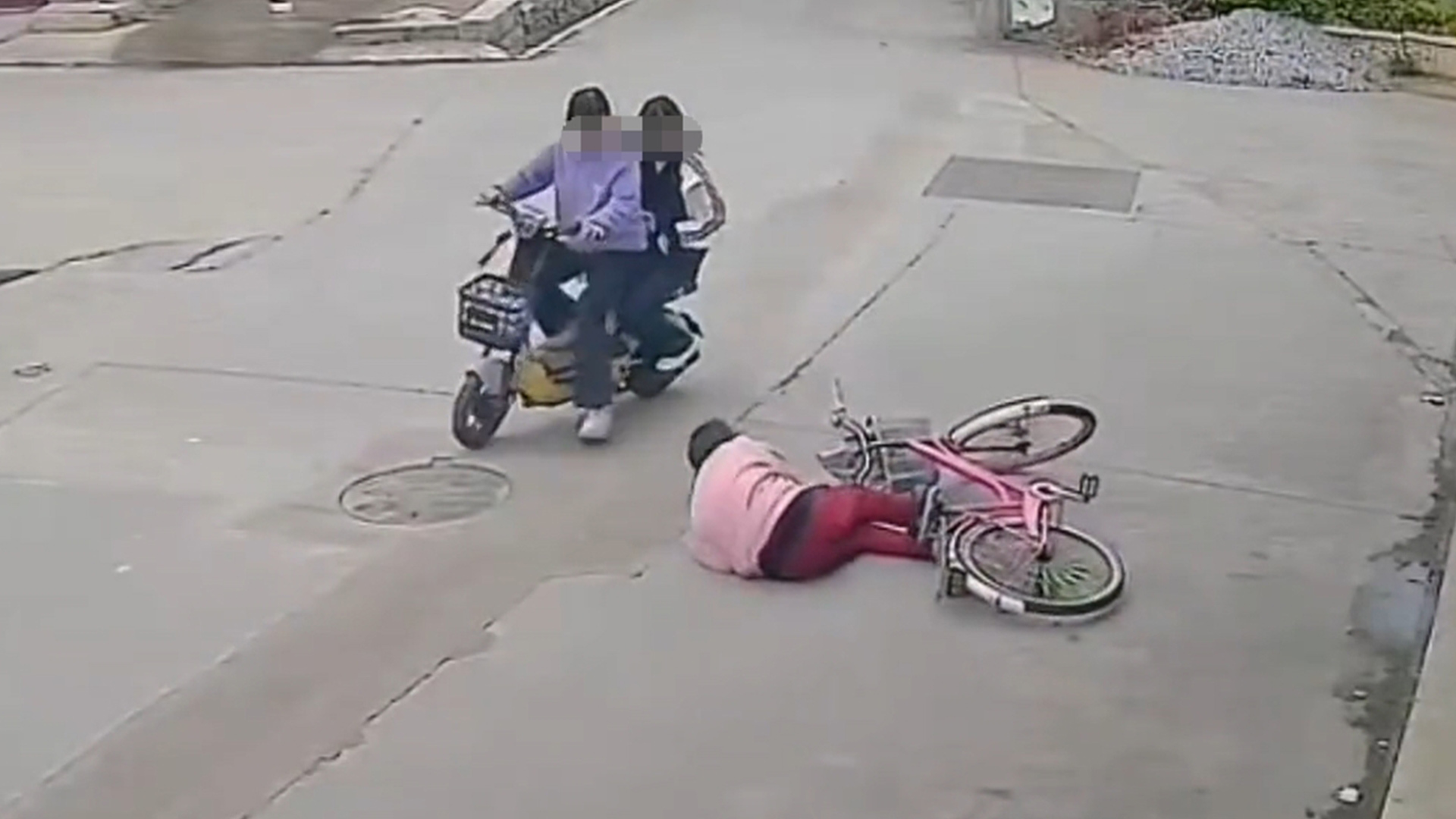 女子疑似骑自行车避让轿车后摔倒，两初中生好心扶起被定次责，女子称是被女孩吓到才摔倒，索赔22万，女孩母亲：孩子产生了严重的心理阴影