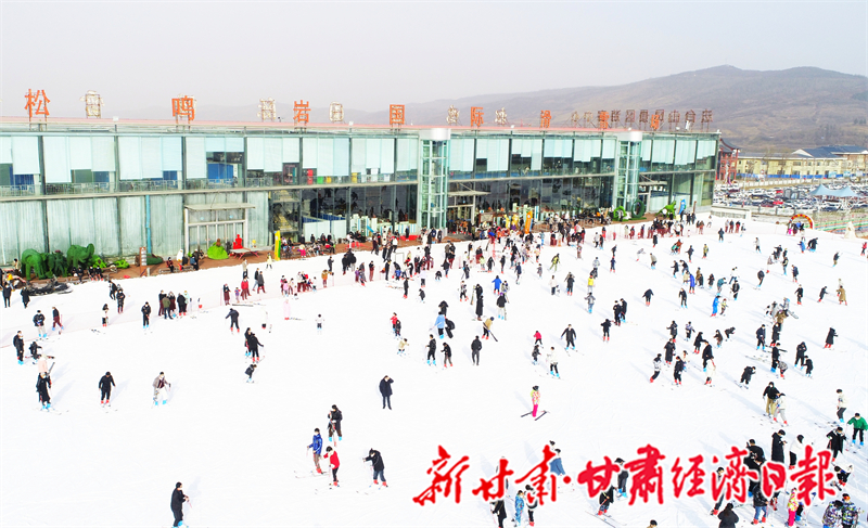 春节期间，甘肃临夏州和政县松鸣岩国际滑雪场迎来客流高峰。