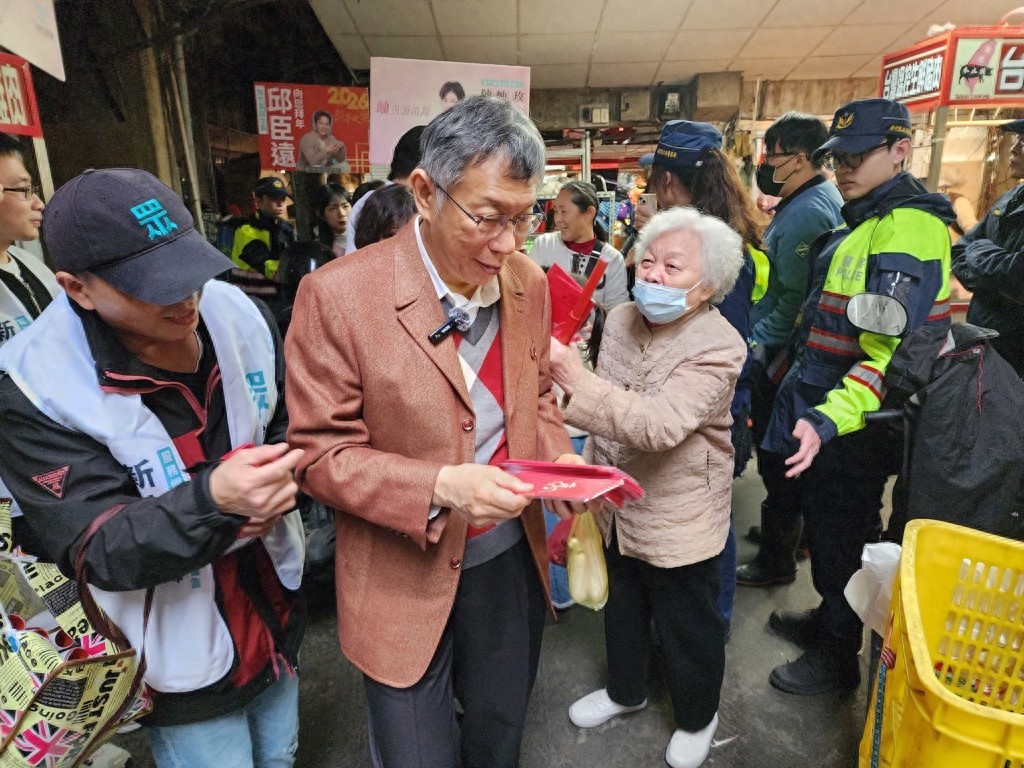 柯文哲春节行程曝光：白天辅选、晚上陪妈