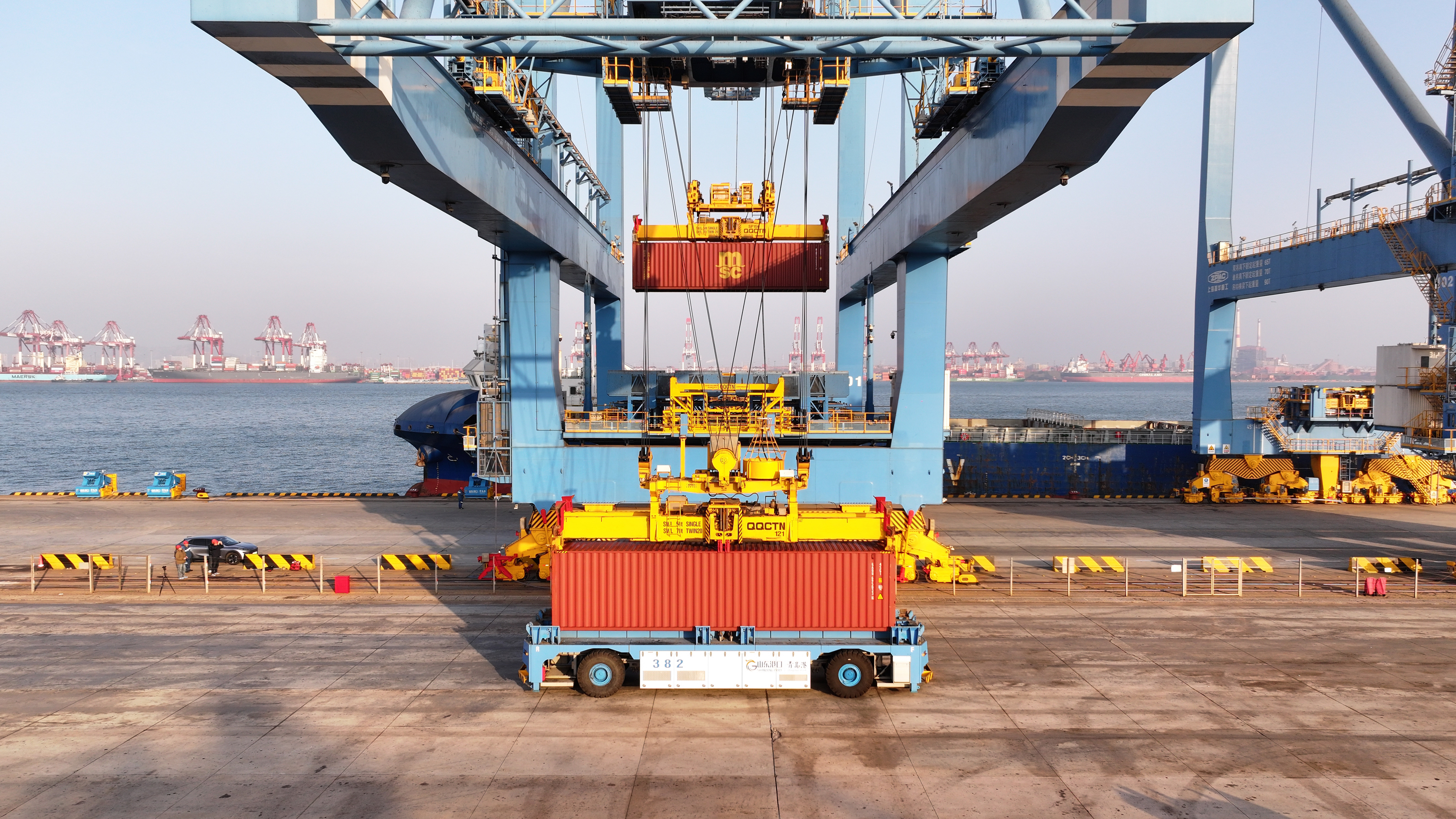 我国首次实现集装箱船舶航行、靠泊、作业全流程无人化！智船遇智港 山东港口青岛港自动化码头完成智能航行船舶全自主作业