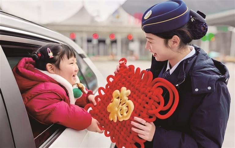 为旅客送“福”