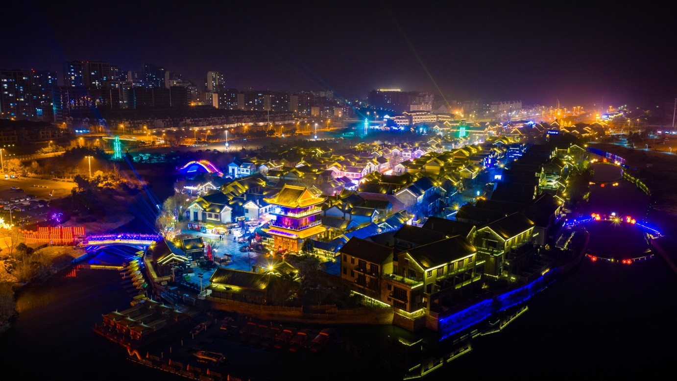 春节夜晚的东夷小镇灯光璀璨,点亮城市夜空。日照市文旅集团供图