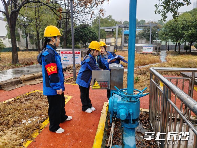 安全员刘许琪和值班员唐清、路俊伊开展全站设施设备巡查。除署名外均为长沙晚报全媒体记者 王珂 实习生 高伊 摄影报道