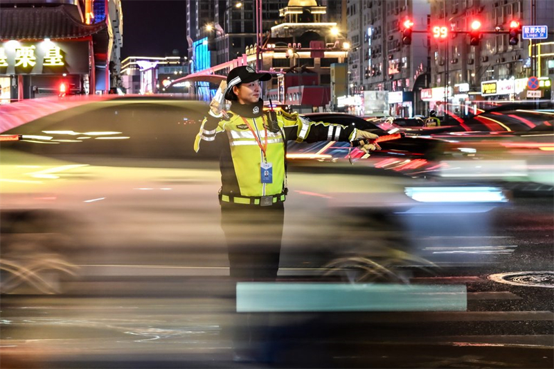 2月16日晚，邯郸市交巡警支队渚河大队女子中队交警在一线值守。