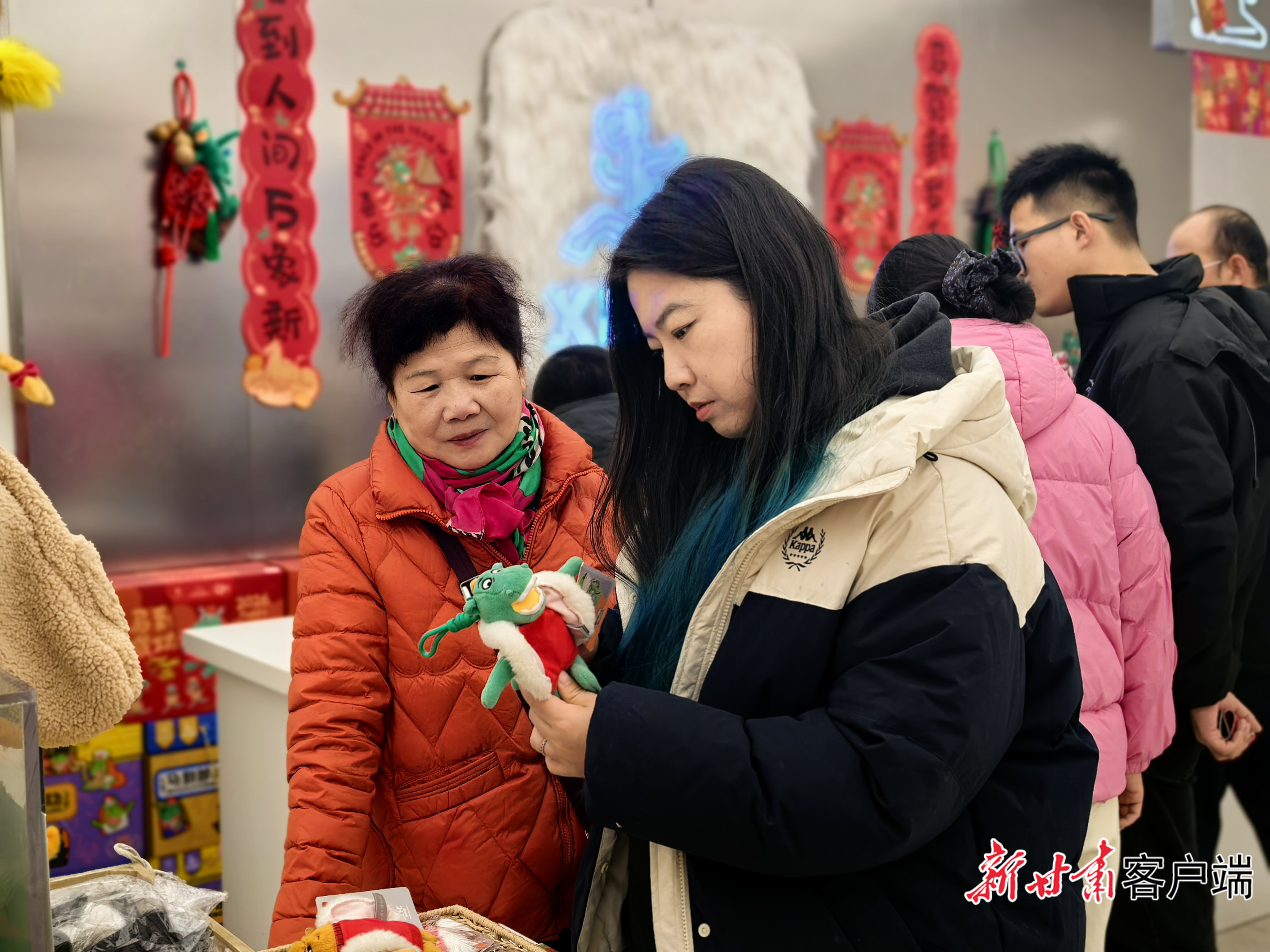 游客正在选购“绿马”文创产品