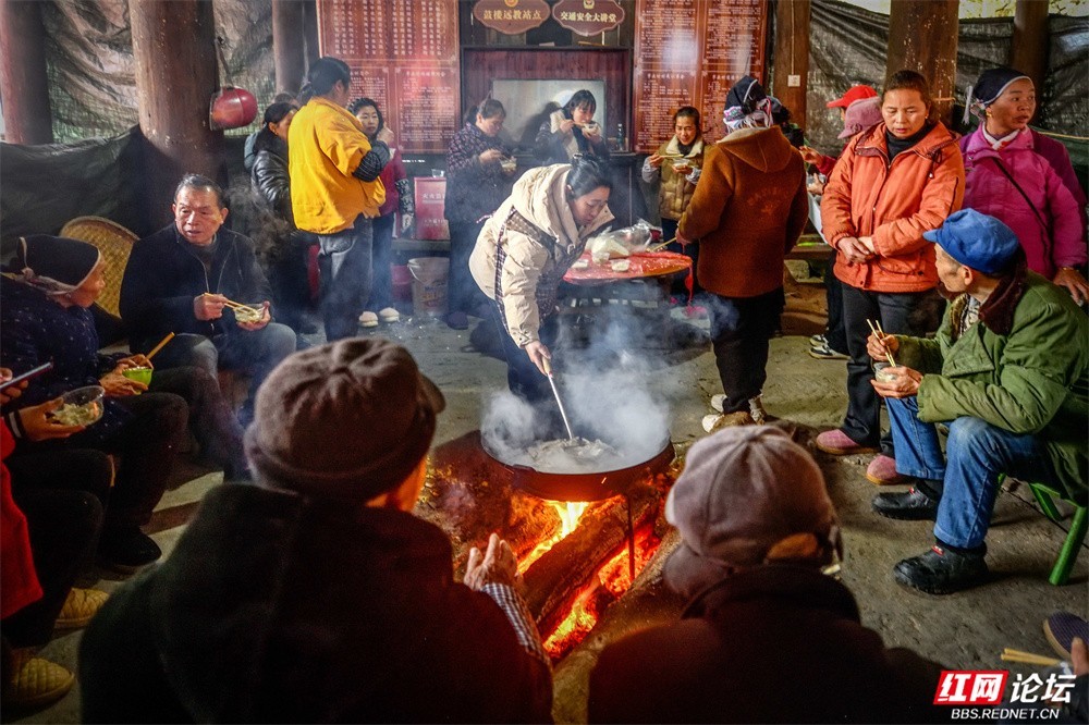 @王启友：饺子出锅，香飘侗寨。这一刻，鼓楼见证团圆，烟火温暖人心。在怀化通道，遇见最纯粹的中国年。