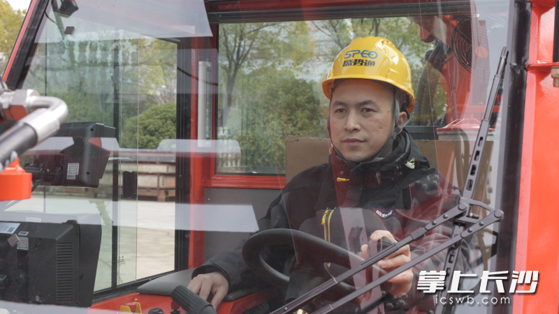 盛势通生产副部长李泉正在操作大型跨运车。 均为长沙晚报全媒体记者尹昊天摄